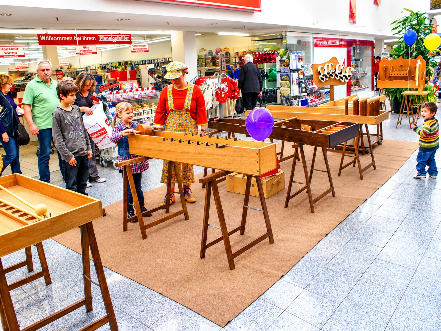 Holz-Spiele-Allee 10 Buntes Holzspiel Event im Einkaufsmarkt