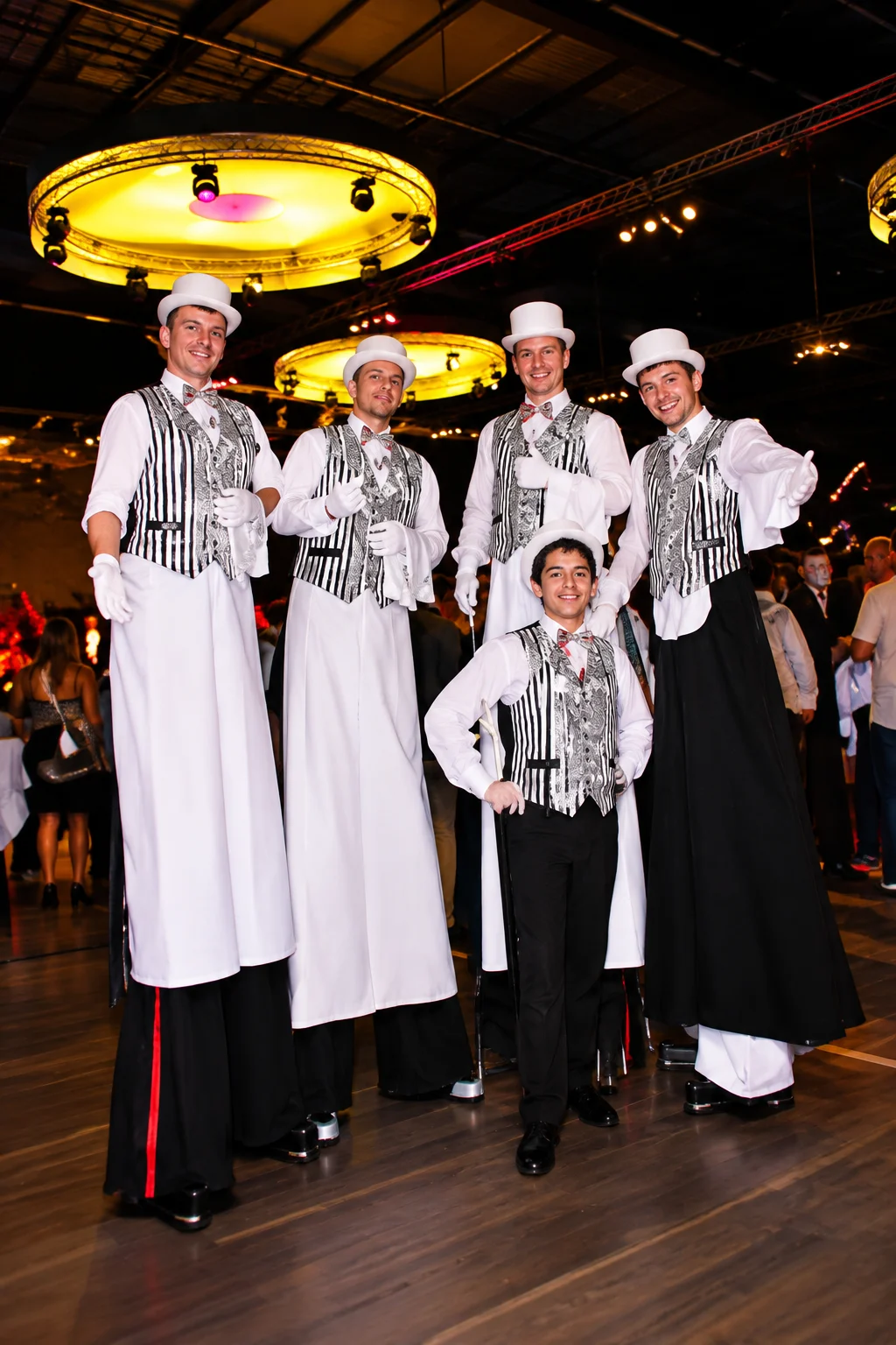 Elegante Stelzenlaeufer beim Nachtfest 1