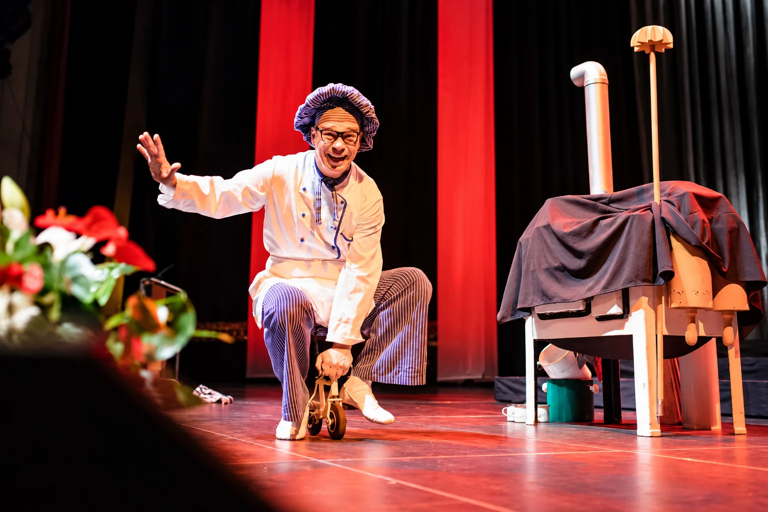 Show Acts Dresden 13 Froehlicher Clown auf der Theaterbuehne