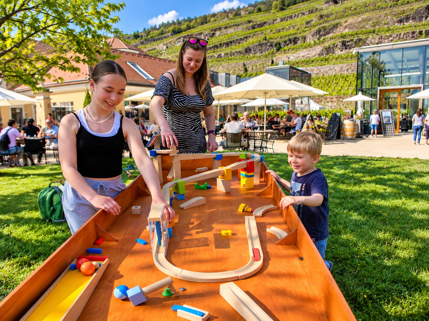Holz-Spiele-Allee 8 Froehliches Hoffest am Weingut mit Murmelbahn