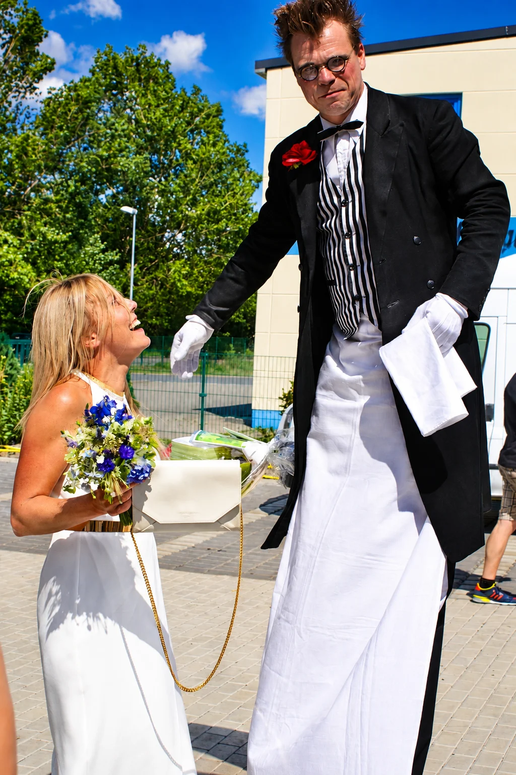Hochzeitsszene mit Stelzenkellner