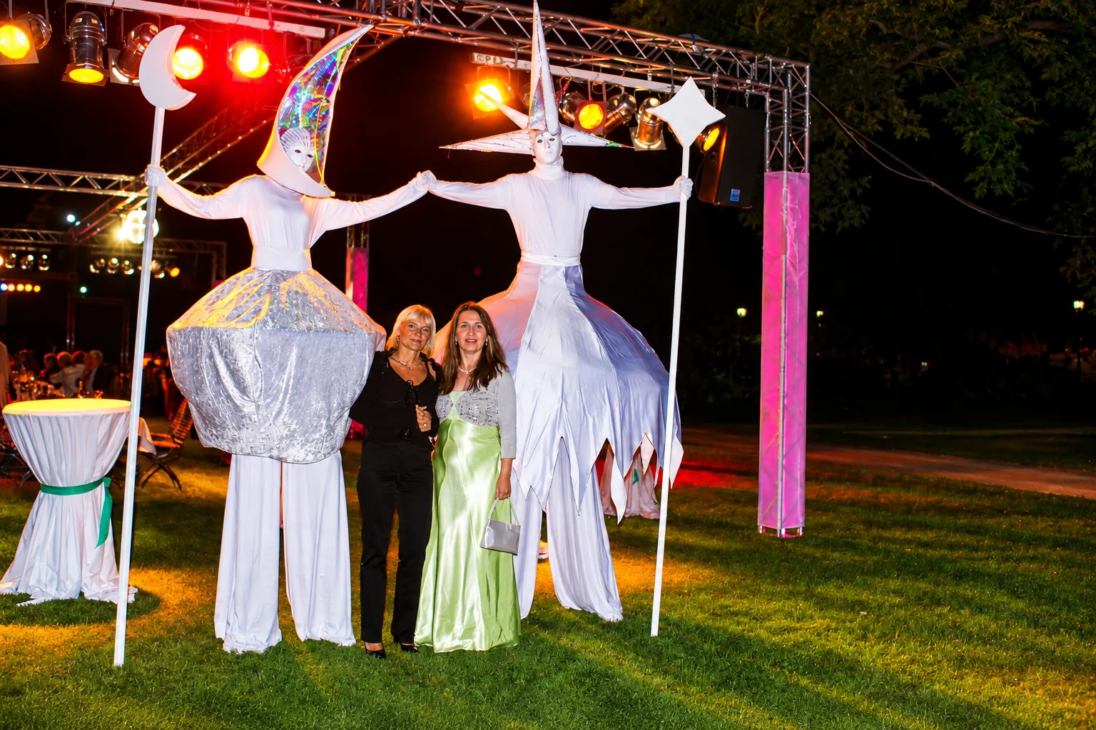Show Acts Dresden 7 Naechtliche Gala mit Mond und Sternenfiguren