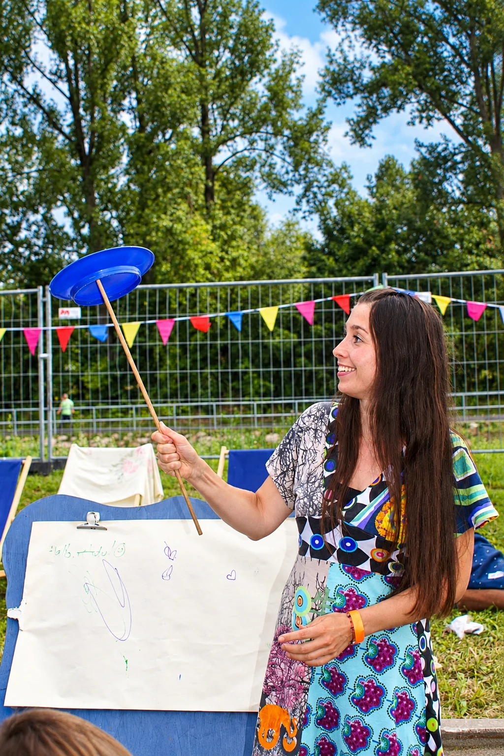 Plattenspielerin beim Sommerfest