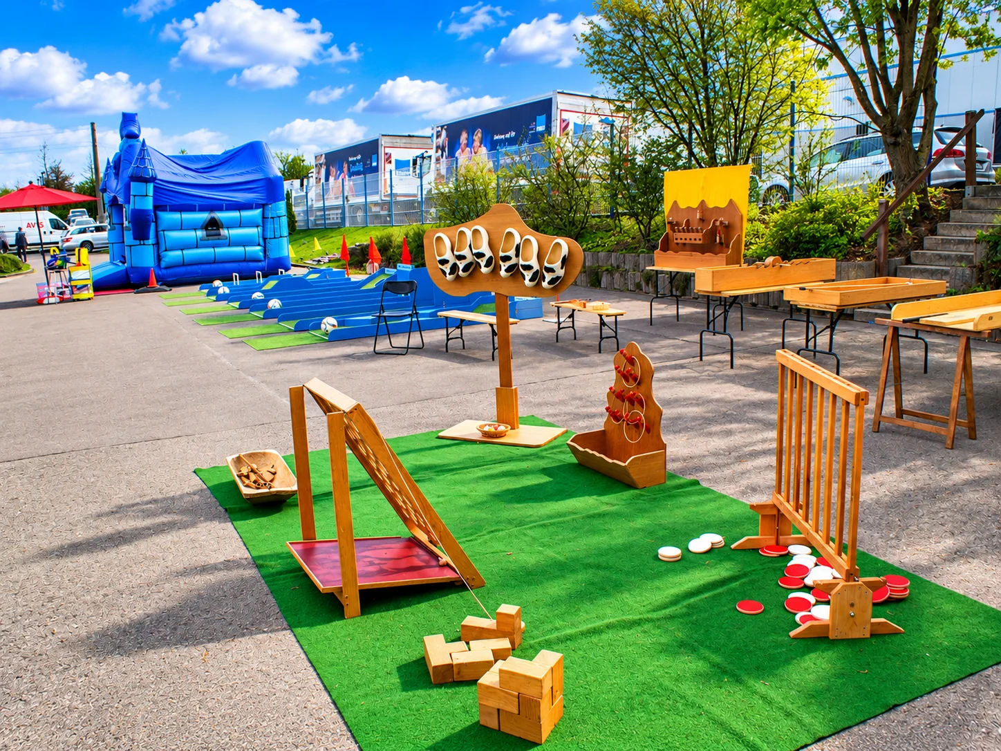 Holz-Spiele-Allee 11 Sommerfest mit Holzspielen und Huepfburg