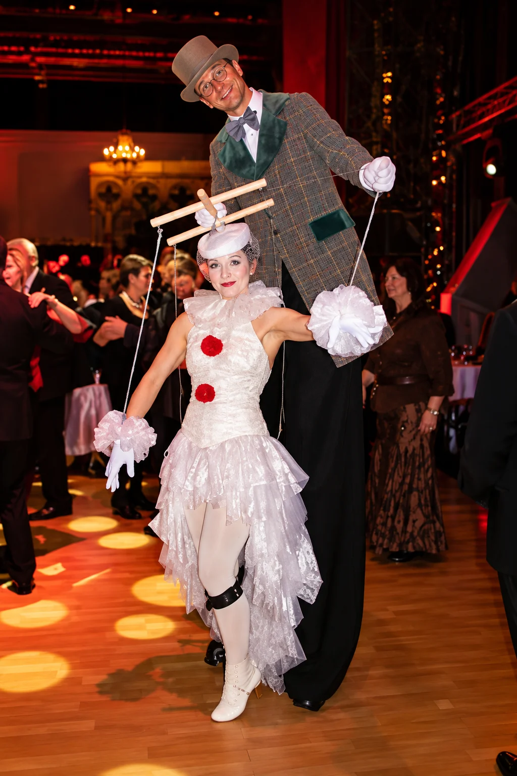 Theatralisches Marionettenpaar im Ballsaal